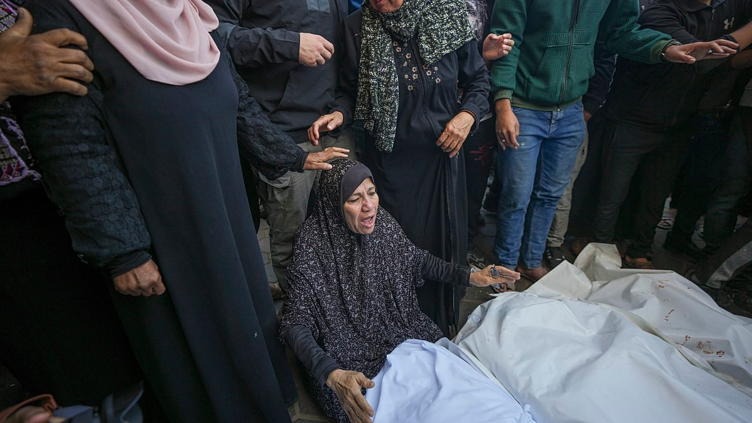 Una mujer llora sobre los cuerpos de las víctimas de un ataque aéreo israelí por fuera de un hospital en Deir al-Balah, Gaza, el domingo 17 de noviembre de 2024.