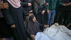 Una mujer llora sobre los cuerpos de las víctimas de un ataque aéreo israelí por fuera de un hospital en Deir al-Balah, Gaza, el domingo 17 de noviembre de 2024.