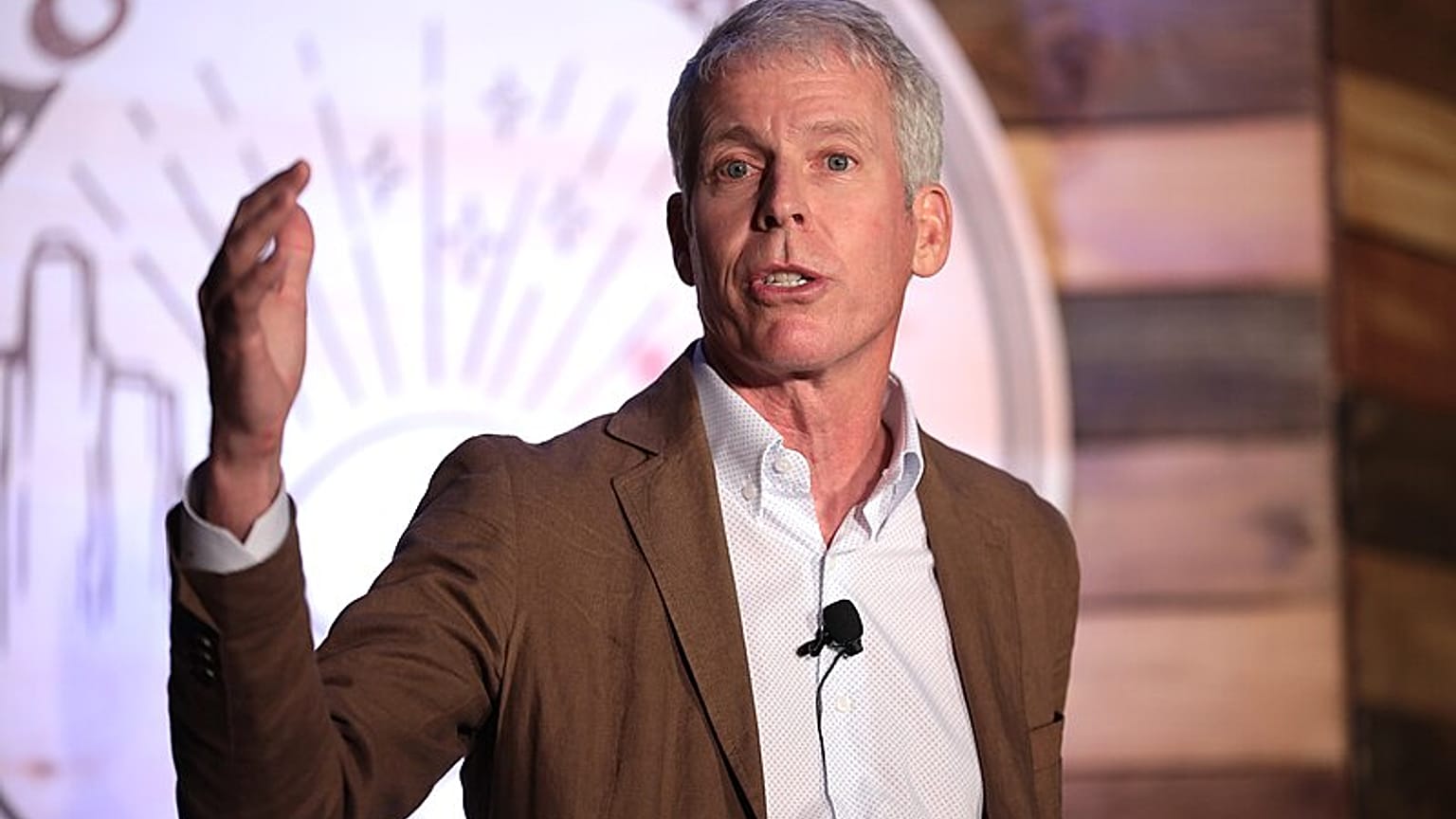 Chris Wright habla con los asistentes a la cumbre de 2023 de la Coalición Estadounidense para la Conservación en Salt Lake City, Utah (EE.UU.).