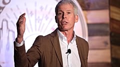Chris Wright habla con los asistentes a la cumbre de 2023 de la Coalición Estadounidense para la Conservación en Salt Lake City, Utah (EE.UU.).