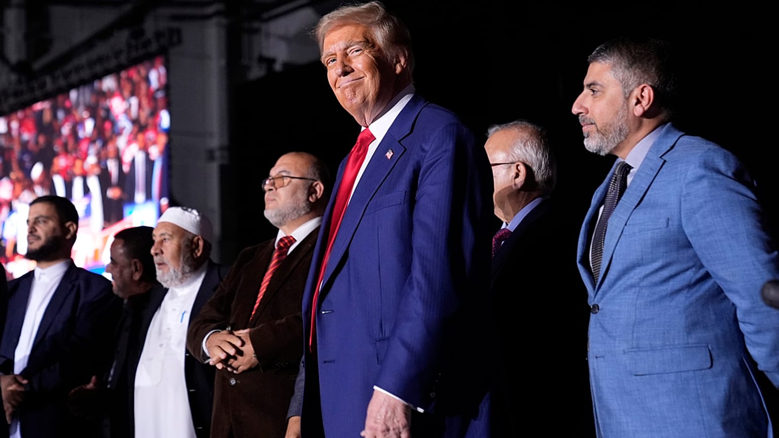  ترامب يتحدث مع قادة للجاليات المسلمة في تجمع انتخابي في ولاية ميتشيغان أواخر أكتوبر/ تشرين الأول الماضي.