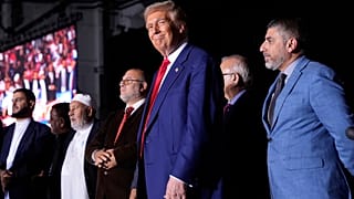  ترامب يتحدث مع قادة للجاليات المسلمة في تجمع انتخابي في ولاية ميتشيغان أواخر أكتوبر/ تشرين الأول الماضي.
