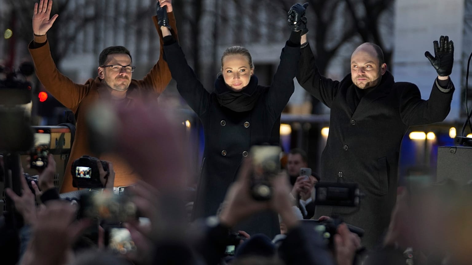 Julija Navalnaja (középen), Vlagyimir Kara-Murza (jobbra) és Ilja Jasin (balra) a Putyin orosz elnök elleni tüntetésen Berlinben 2024. november 17-én