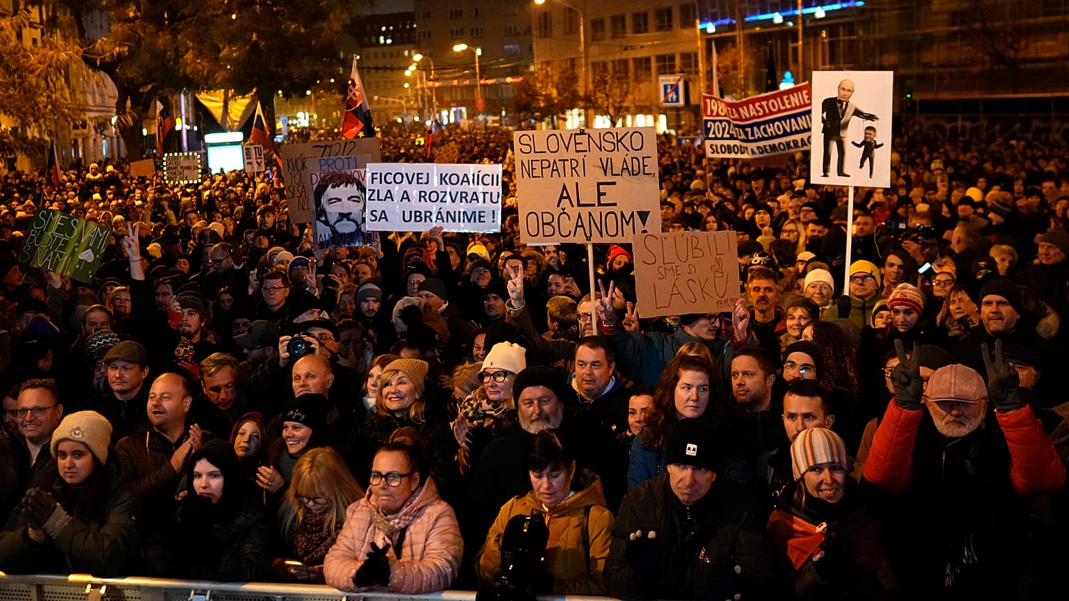 Χιλιάδες διαδηλωτές συγκεντρώνονται για την 35η επέτειο της Βελούδινης Επανάστασης στη Μπρατισλάβα, 17 Νοεμβρίου 2024