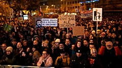 Χιλιάδες διαδηλωτές συγκεντρώνονται για την 35η επέτειο της Βελούδινης Επανάστασης στη Μπρατισλάβα, 17 Νοεμβρίου 2024
