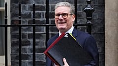 O primeiro-ministro britânico, Keir Starmer, sai do número 10 de Downing Street para assistir à sessão semanal de perguntas aos primeiros-ministros no Parlamento, em Londres, quarta-feira, 13 de novembro de 2024. 