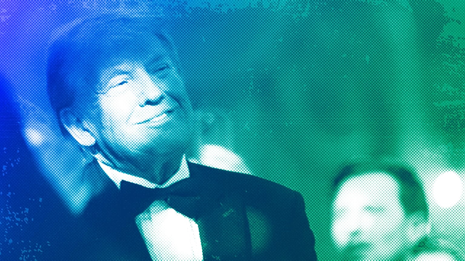 Prezydent elekt Donald Trump uśmiecha się podczas gali America First Policy Institute w swojej posiadłości Mar-a-Lago, listopad 2024 r.
