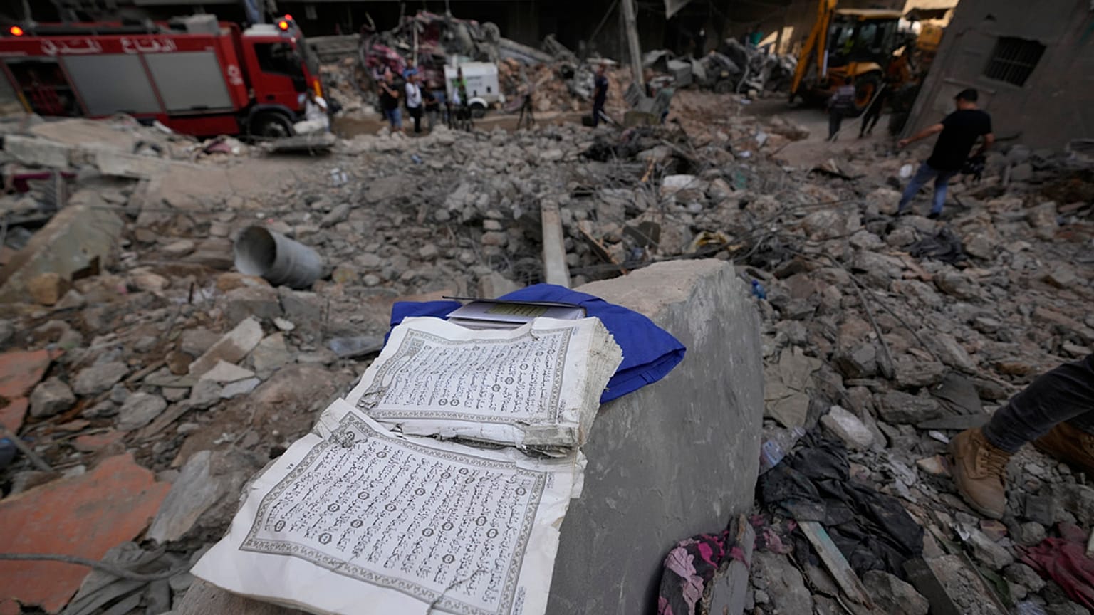 نسخة من القرآن الكريم على أنقاض مبنى متضرر جراء غارة جوية إسرائيلية في بيروت، لبنان، 11 تشرين أول، 2024