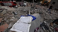 نسخة من القرآن الكريم على أنقاض مبنى متضرر جراء غارة جوية إسرائيلية في بيروت، لبنان، 11 تشرين أول، 2024