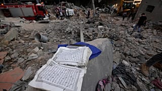 نسخة من القرآن الكريم على أنقاض مبنى متضرر جراء غارة جوية إسرائيلية في بيروت، لبنان، 11 تشرين أول، 2024