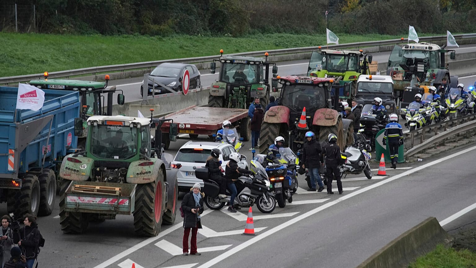 Farmers block a highway to protest the EU-Mercosur trade agreement, Monday, Nov. 18, 2024 in Velizy-Villacoublay outside Paris.