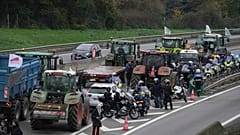 Agricultores bloqueiam autoestrada para protestar contra o acordo comercial UE-Mercosul, segunda-feira, 18 de novembro de 2024, em Velizy-Villacoublay, nos arredores de Paris.