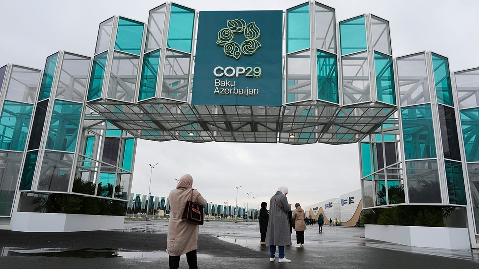 Varias personas entran en el recinto antes de la Cumbre del Clima de la ONU COP29, el sábado 9 de noviembre de 2024, en Bakú, Azerbaiyán.