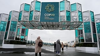 Varias personas entran en el recinto antes de la Cumbre del Clima de la ONU COP29, el sábado 9 de noviembre de 2024, en Bakú, Azerbaiyán.