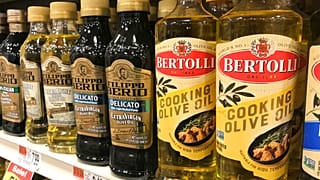 Une variété d'huiles d'olive est présentée dans une épicerie de Waterbury, dans le Vermont, le 26 mars 2021. T