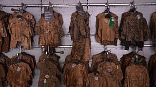 Ropa cubierta de barro se muestra en una tienda después de las inundaciones en Catarroja que dejaron cientos de muertos o desaparecidos en la región de Valencia en España.