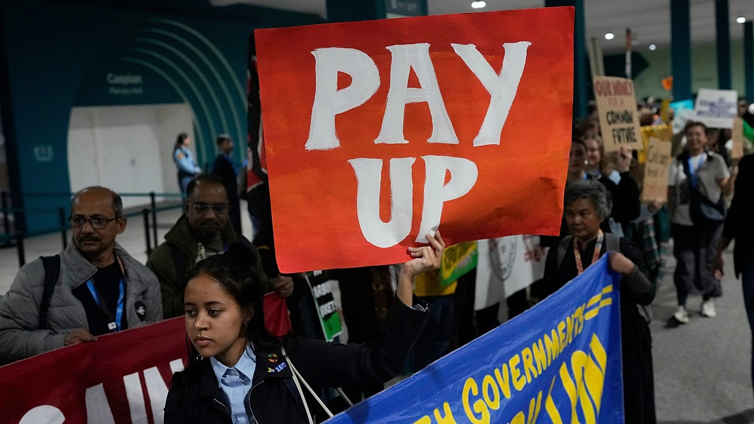 Activistas participan en una manifestación a favor de la financiación de la lucha contra el cambio climático en la COP29.