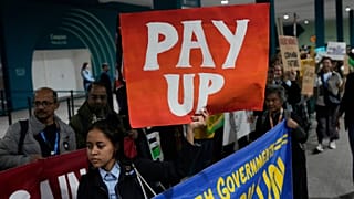 Activistas participan en una manifestación a favor de la financiación de la lucha contra el cambio climático en la COP29.