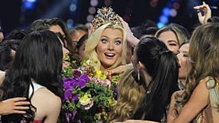 Miss Danimarca Victoria Kjær Theilvig, al centro, si congratula con gli altri dopo aver vinto il 73° concorso di bellezza Miss Universo a Città del Messico.