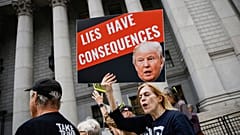 USMS polis memuru, 6 Eylül 2024 Cuma günü New York'ta Eski Başkan Donald Trump'ı New York Federal Mahkemesi'ne gelişinden önce protesto eden insanları izliyor. 