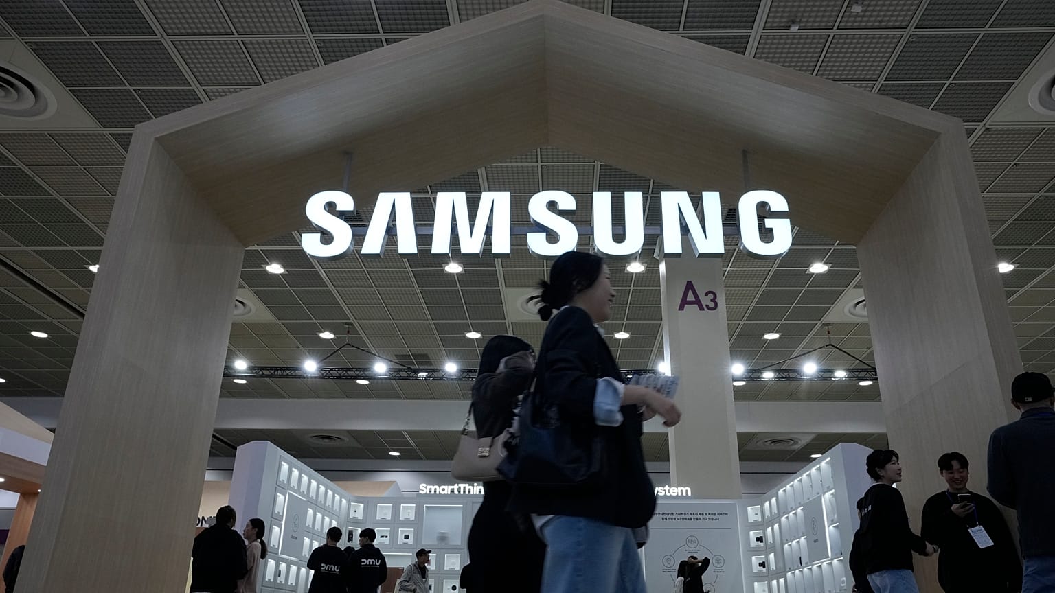 Seul'daki COEX kongre merkezinde düzenlenen 2024 Yarı İletken Fuarı sırasında Samsung Electronics standı, 23 Ekim 2024