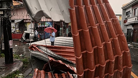 Dégâts causés par le typhon Man-yi le long d'une rue de la municipalité de Baler, province d'Aurora, nord-est des Philippines, le 18.11.2024  