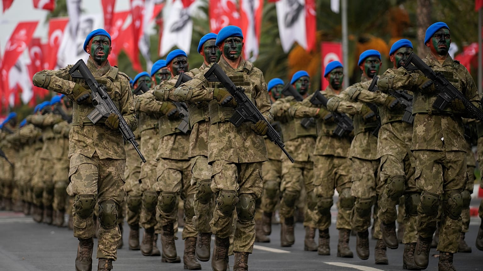 Türk Silahlı Kuvvetleri'ne (TSK) bağlı askerler Türkiye Cumhuriyeti'nin 100. yılı kutlamalarında İstanbul'da geçit töreni düzenliyor, 29 Ekim 2023