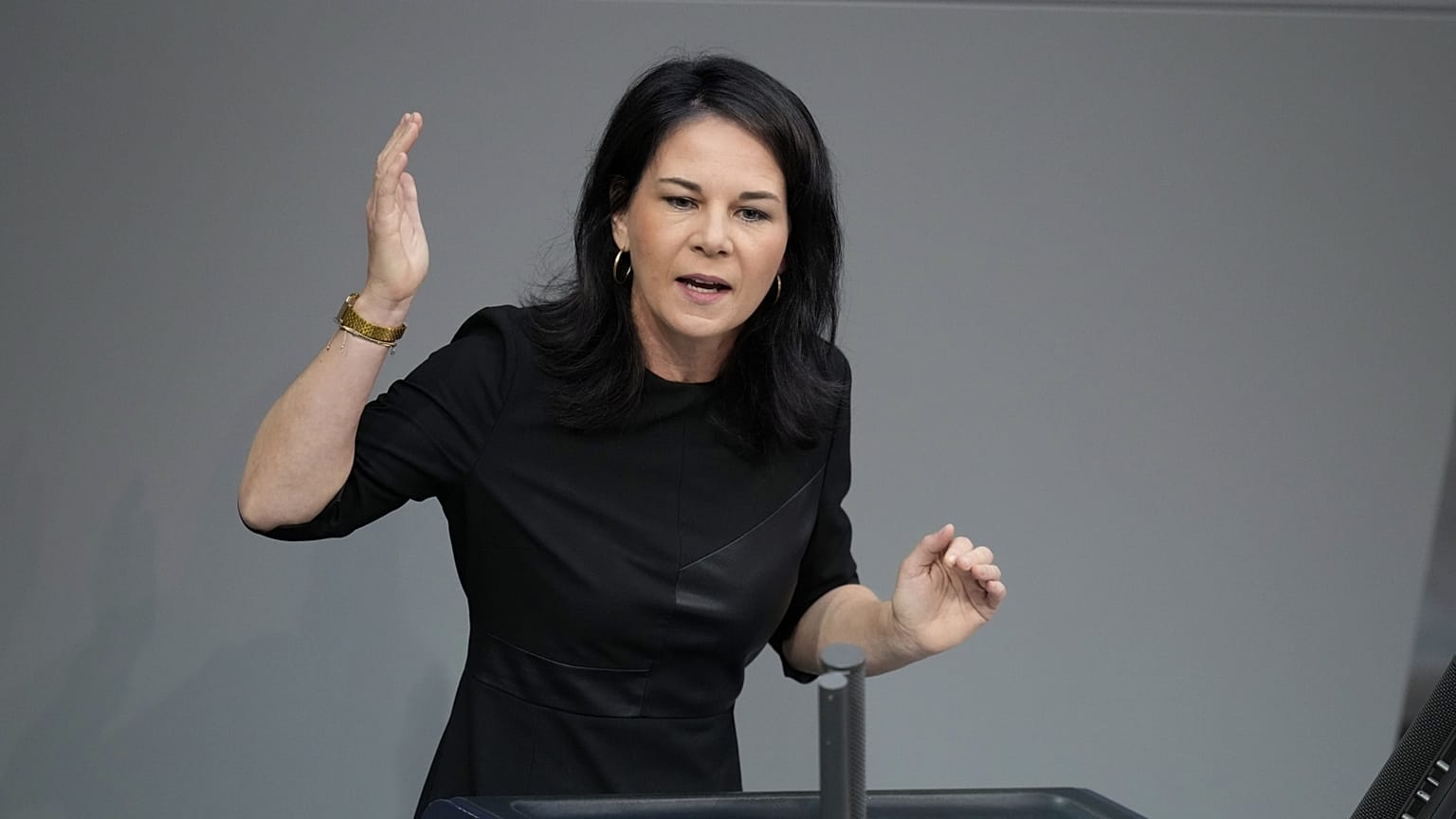 Annalena Baerbock német külügyminiszter a Bundestag ülésén