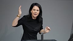 Annalena Baerbock német külügyminiszter a Bundestag ülésén