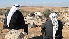رجلان مسنان ينظران إلى آثار التخريب الذي ألحقه المستوطنون بمشاريع التنمية الهولندية في الضفة الغربية