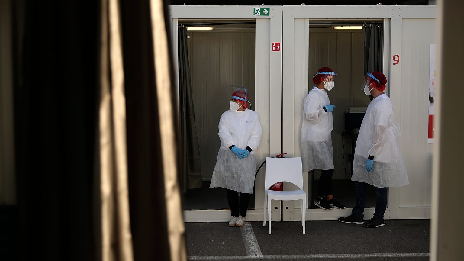 Trabalhadores médicos esperam para administrar testes de COVID-19 na Bélgica em 2020.