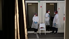 Trabalhadores médicos esperam para administrar testes de COVID-19 na Bélgica em 2020.