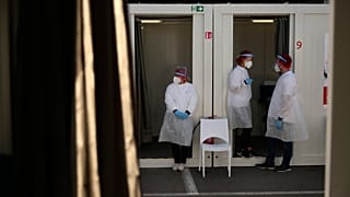 Medizinisches Personal wartet auf die Durchführung von COVID-19-Tests in Belgien im Jahr 2020.