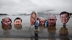 Activistas de um movimento indígena brasileiro durante um protesto destinado a chamar a atenção dos líderes da cimeira do G-20 para a crise climática global.