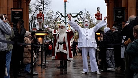 Les jardins de Tivoli au Danemark ouvrent leurs portes pour une saison festive étincelante