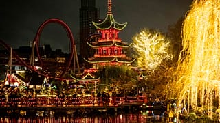 Le decorazioni natalizie nei giardini Tivoli di Copenaghen