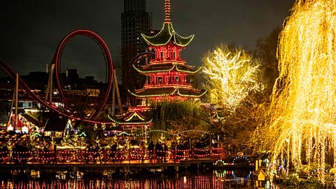 Le decorazioni natalizie nei giardini Tivoli di Copenaghen