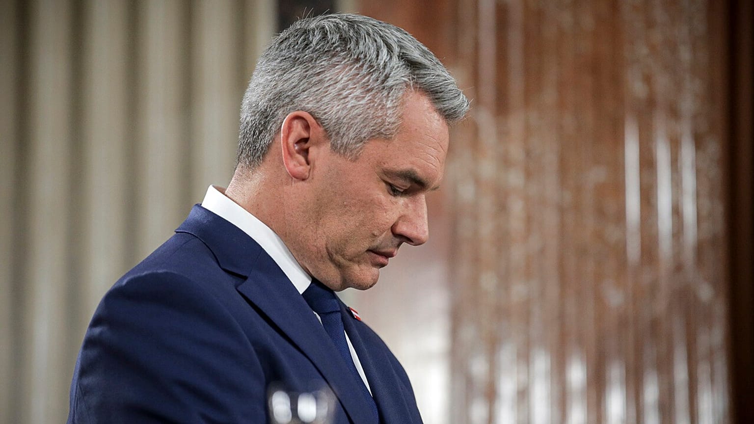 Le chancelier autrichien Karl Nehammer se tient dans le studio du radiodiffuseur national, installé dans le bâtiment du parlement, à Vienne, Autriche, dimanche 29 septembre 2024.
