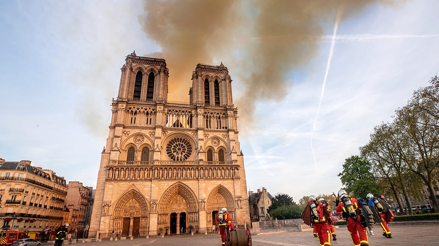 Bomberos dirigiéndose a la catedral de Notre Dame en llamas, el lunes 15 de abril de 2019.