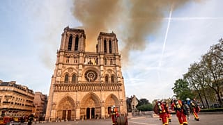 Bomberos dirigiéndose a la catedral de Notre Dame en llamas, el lunes 15 de abril de 2019.