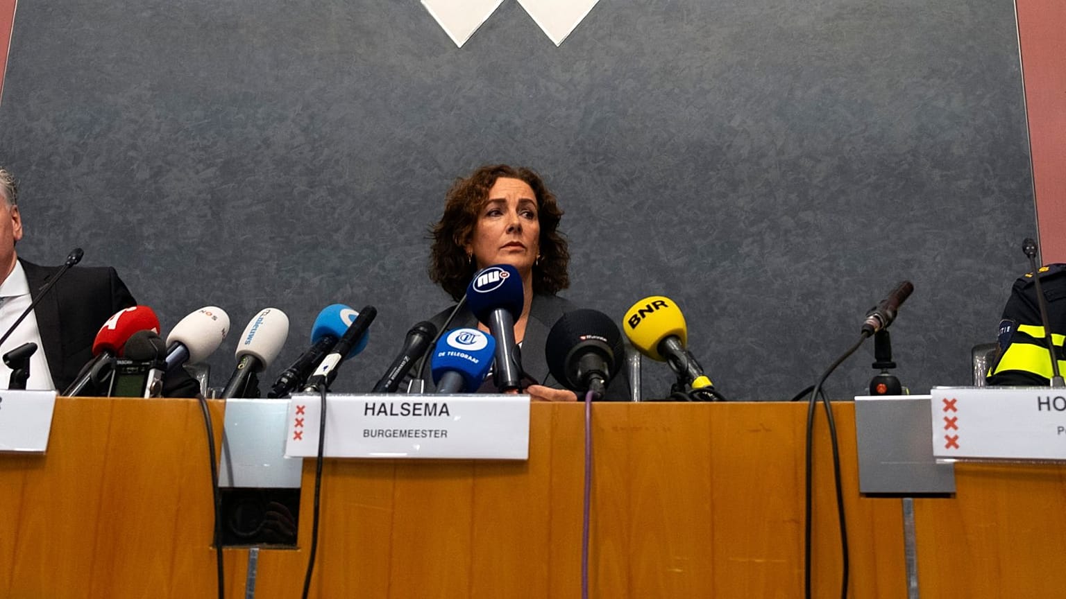 A Presidente da Câmara de Amesterdão, Femke Halsema, fala numa conferência de imprensa depois de adeptos israelitas e manifestantes terem entrado em confronto durante a noite após um jogo de futebol, em Amesterdão. 