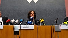 A Presidente da Câmara de Amesterdão, Femke Halsema, fala numa conferência de imprensa depois de adeptos israelitas e manifestantes terem entrado em confronto durante a noite após um jogo de futebol, em Amesterdão. 