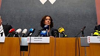 Le maire d'Amsterdam, Femke Halsema, s'exprime lors d'une conférence de presse après le match de football, Ajax-Maccabi Tel-Avivà Amsterdam.