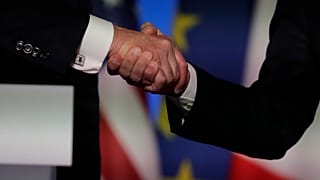 ABD Başkanı Donald Trump, solda, Paris'teki Elysee Sarayı'nda Fransa Cumhurbaşkanı Emmanuel Macron ile el sıkışıyor. 13 Temmuz 2017.