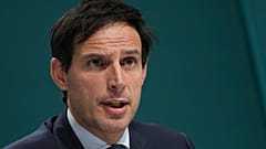 Ο επίτροπος της ΕΕ για το κλίμα Βόπκε Χούκστρα κατά τη διάρκεια συνέντευξης Τύπου στη Σύνοδο COP29, τη Δευτέρα 18 Νοεμβρίου 2024, στο Μπακού