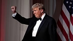 Donald Trump, Florida'daki Mar-a-Lago malikanesinde düzenlenen bir galada konuşma yaptıktan sonra katılımcıları selamlıyor, 14 Kasım 2024