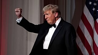Donald Trump, Florida'daki Mar-a-Lago malikanesinde düzenlenen bir galada konuşma yaptıktan sonra katılımcıları selamlıyor, 14 Kasım 2024