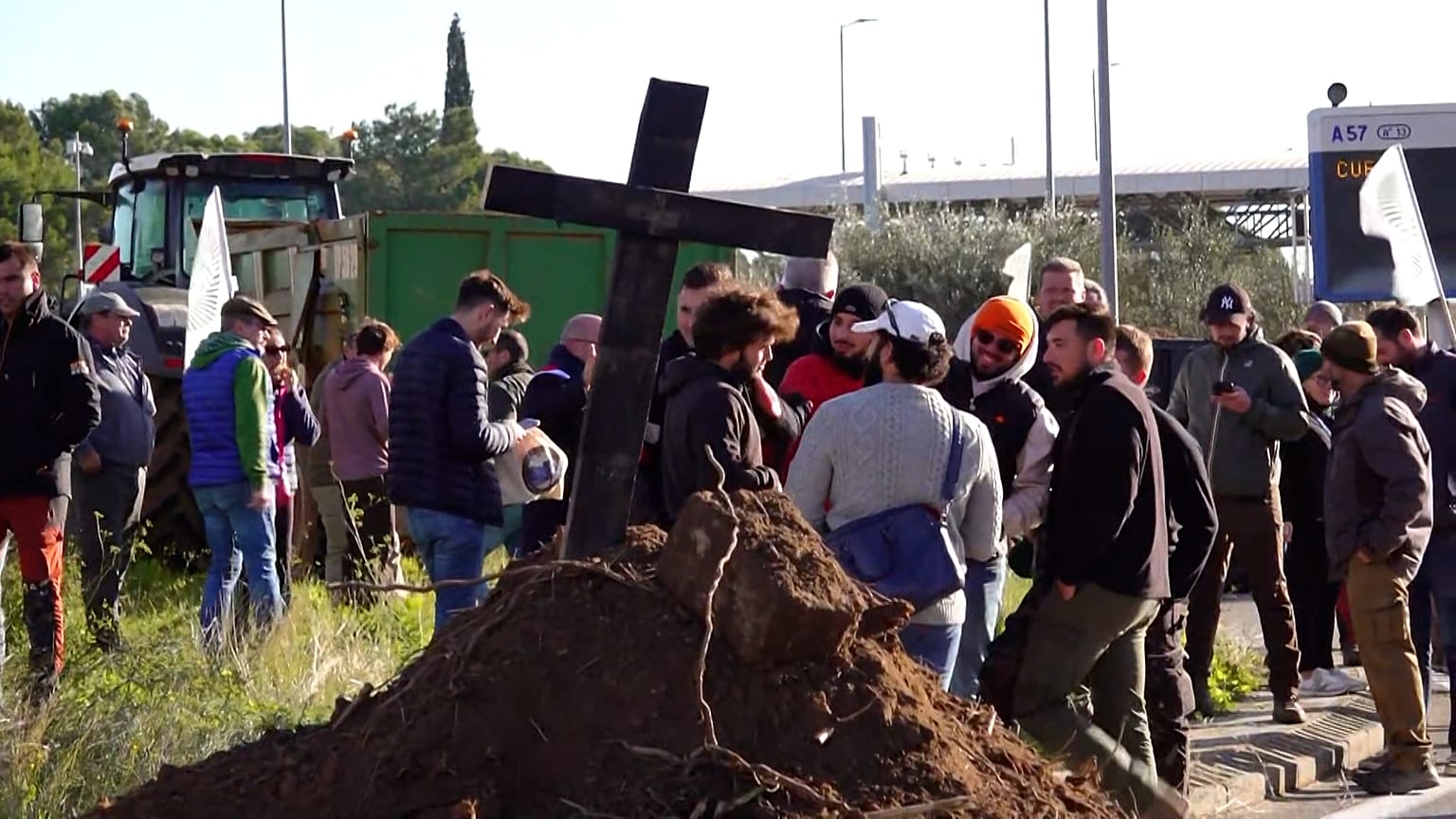 Gli agricoltori che protestano contro il trattato MERCOSUR bloccano il traffico nel sud della Francia