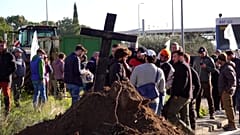 Des agriculteurs protestant contre le traité MERCOSUR bloquent la circulation dans le sud de la France