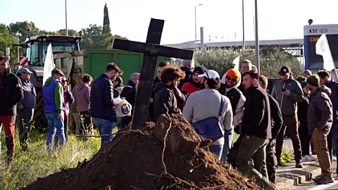 Des agriculteurs protestant contre le traité MERCOSUR bloquent la circulation dans le sud de la France